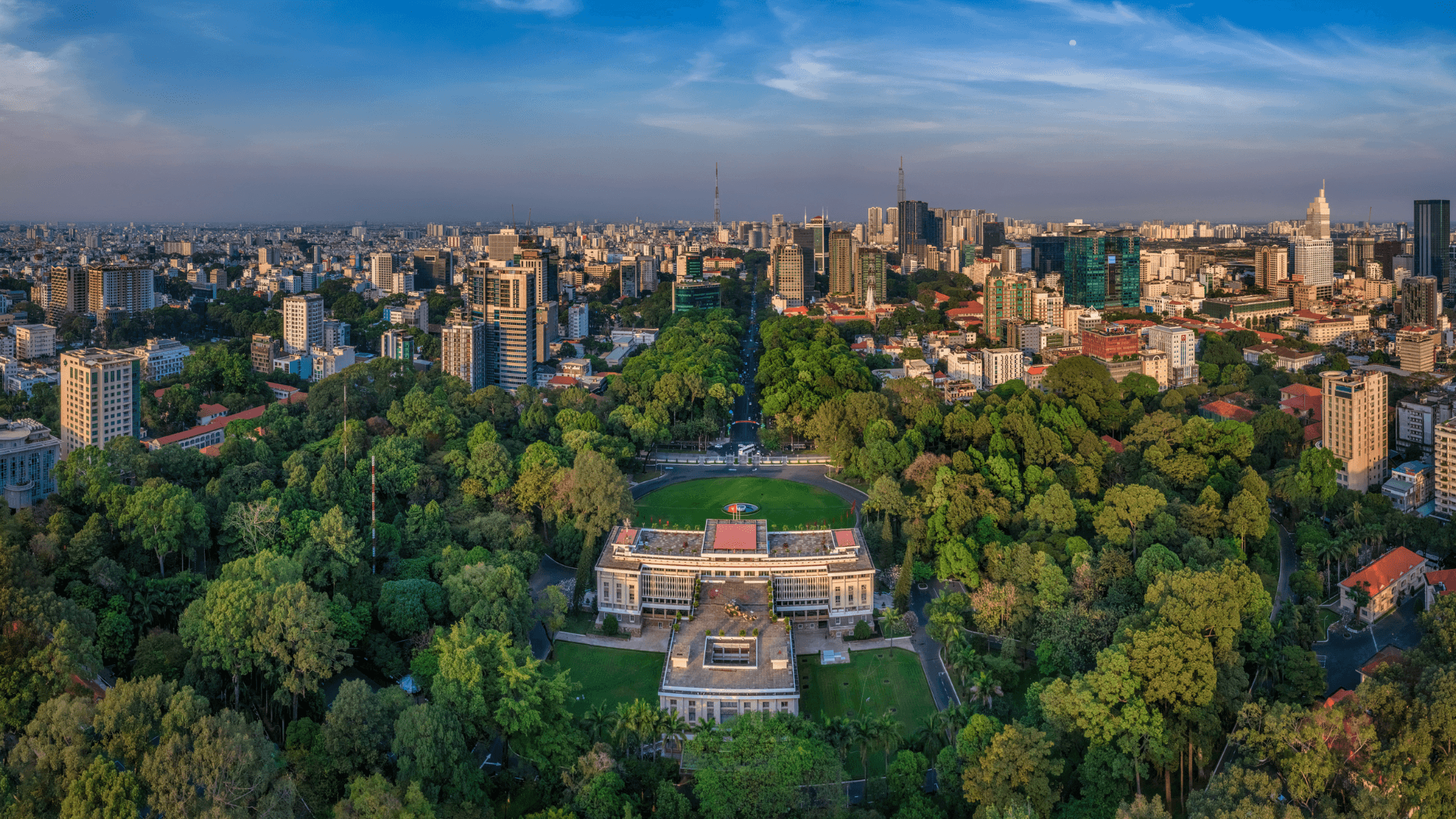 Saigon After Dark – Street Food & Stories